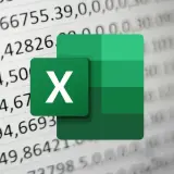 Logo Excel na tle arkusza kalkulacyjnego z liczbami. Dzielenie w Excelu to prosta funkcja.