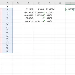 Arkusz kalkulacyjny Excel z danymi i formułą =LINEST, obliczającą sumę.