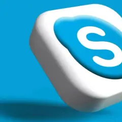 Ikona Skype na niebieskim tle. Czas na koniec skype, nowe technologie nadchodzą.