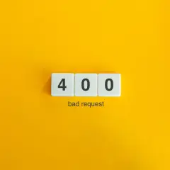 Błąd 400: "bad request" - cyfry na kafelkach układanki na żółtym tle.