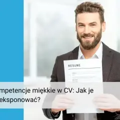 Uśmiechnięty mężczyzna prezentuje CV, podkreślając swoje kompetencje miękkie.