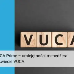 Drewniane klocki z napisem VUCA. W świecie VUCA umiejętności menedżera są kluczowe.