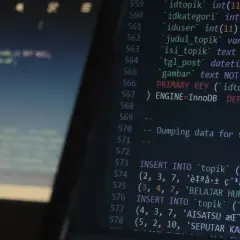 Kod SQL z danymi do bazy danych, prawdopodobnie w środowisku sql server 2022 express. Widać fragmenty z nazwami kolumn i danymi.