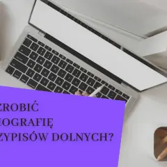 Laptop, kawa i kredki na biurku. Jak zrobić bibliografię z przypisów dolnych? Poradnik.
