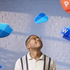 Mężczyzna patrzy w górę na unoszące się ikony aplikacji Microsoft 365 Basic: Word, Excel, PowerPoint, OneDrive i inne.
