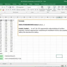 W Excelu formuła ODCH.STANDARDOWE oblicza odchylenie standardowe dla danych z kolumny C.