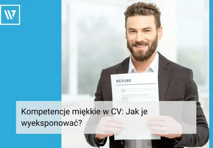 Uśmiechnięty mężczyzna prezentuje CV, podkreślając swoje kompetencje miękkie.
