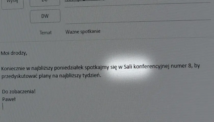Ważne spotkanie: Koniecznie w poniedziałek w Sali 8, by przedyskutować plany. Użyj **wersaliki** do pisania, jeśli chcesz, by było czytelne.