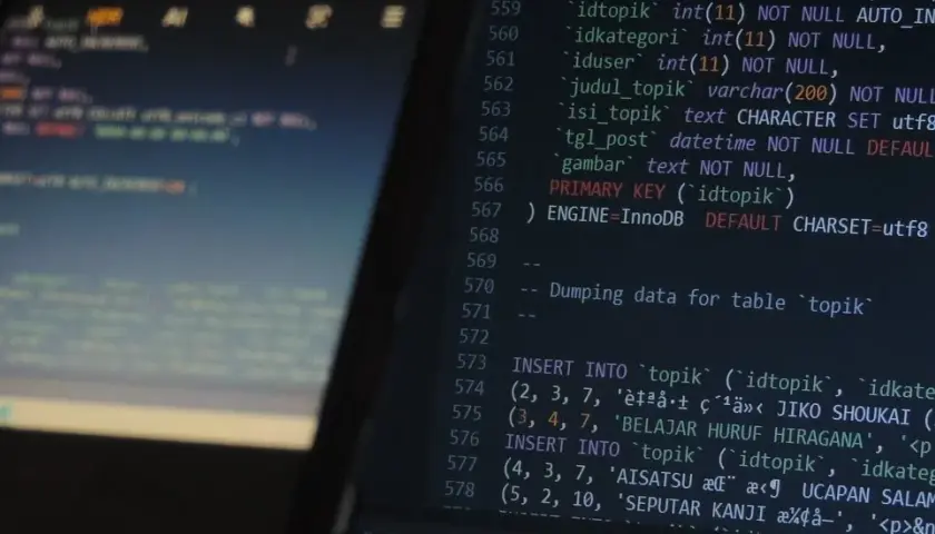 Kod SQL z danymi do bazy danych, prawdopodobnie w środowisku sql server 2022 express. Widać fragmenty z nazwami kolumn i danymi.