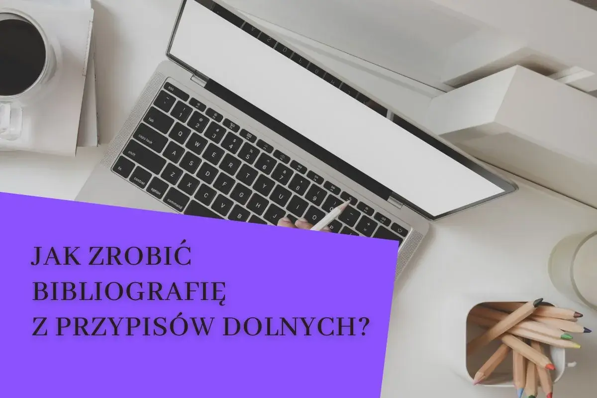 Laptop, kawa i kredki na biurku. Jak zrobić bibliografię z przypisów dolnych? Poradnik.